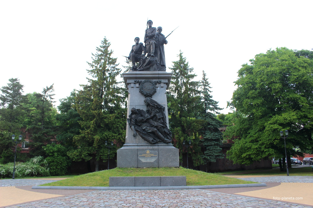 Памятник героям Первой мировой войны от благодарной России на пересечении Гвардейского проспекта и улице генерал-фельдмаршала П.А. Румянцева (бывшей Горной)