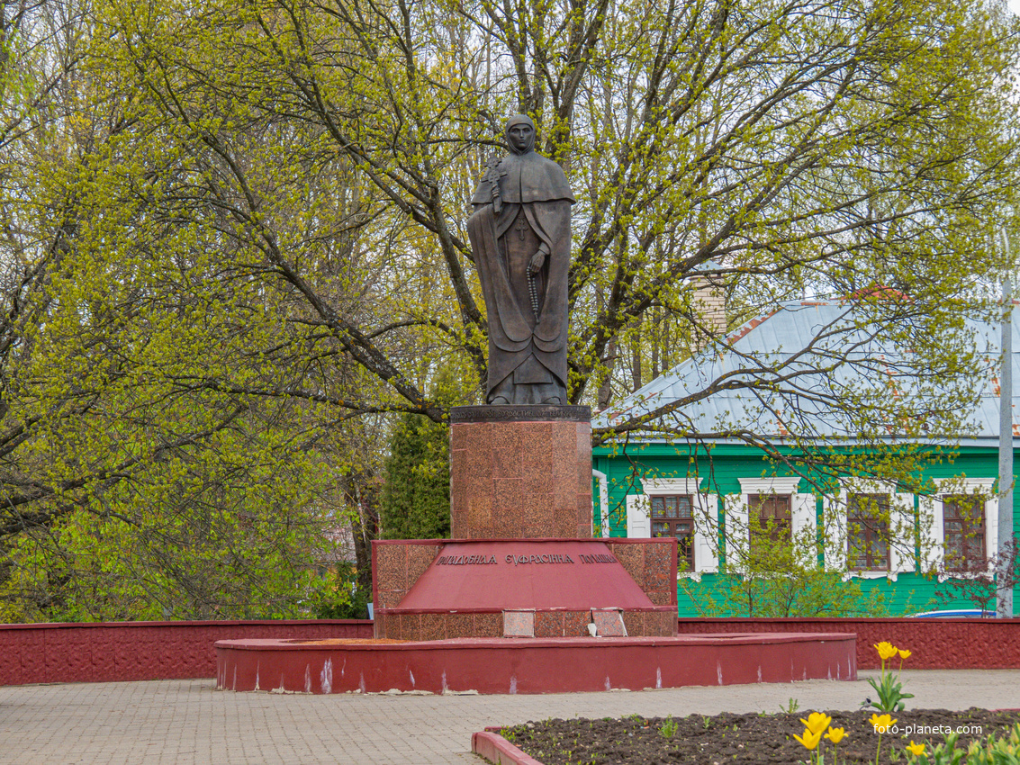 Памятник Ефросинии Полоцкой