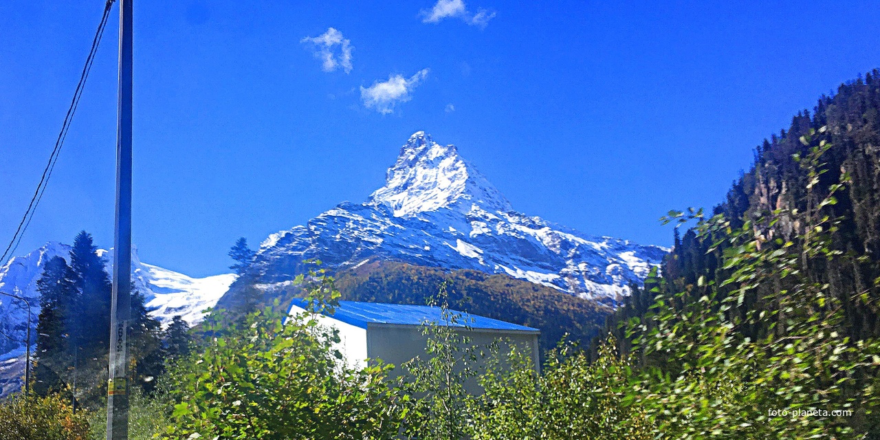 Гора Белалакая (3861м) перед въездом в посёлок Домбай