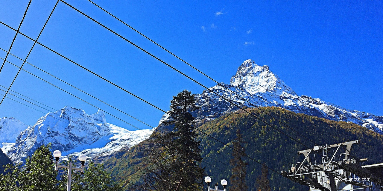 Перед въездом в посёлок Домбай горы  Суфруджу (3871м), правее Зуб Суфруджу (3630м), Белалакая (3861м)
