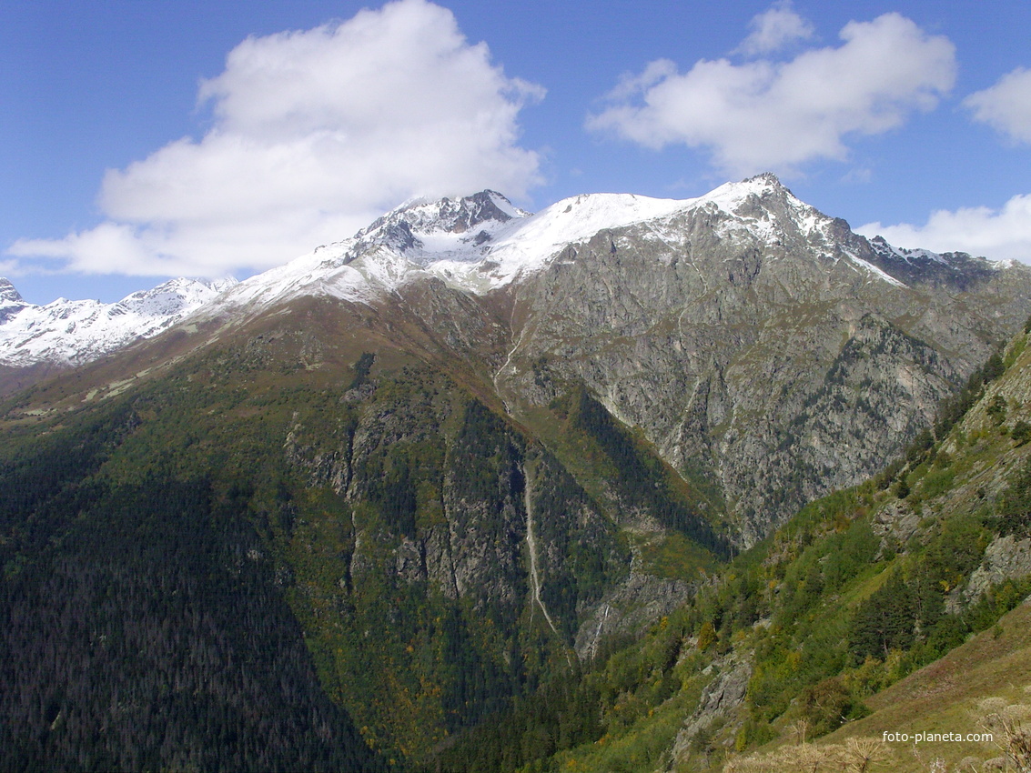 Пик Семёнов-Баши (3602м) - в центре и вершина Кругозор (3180м) правее