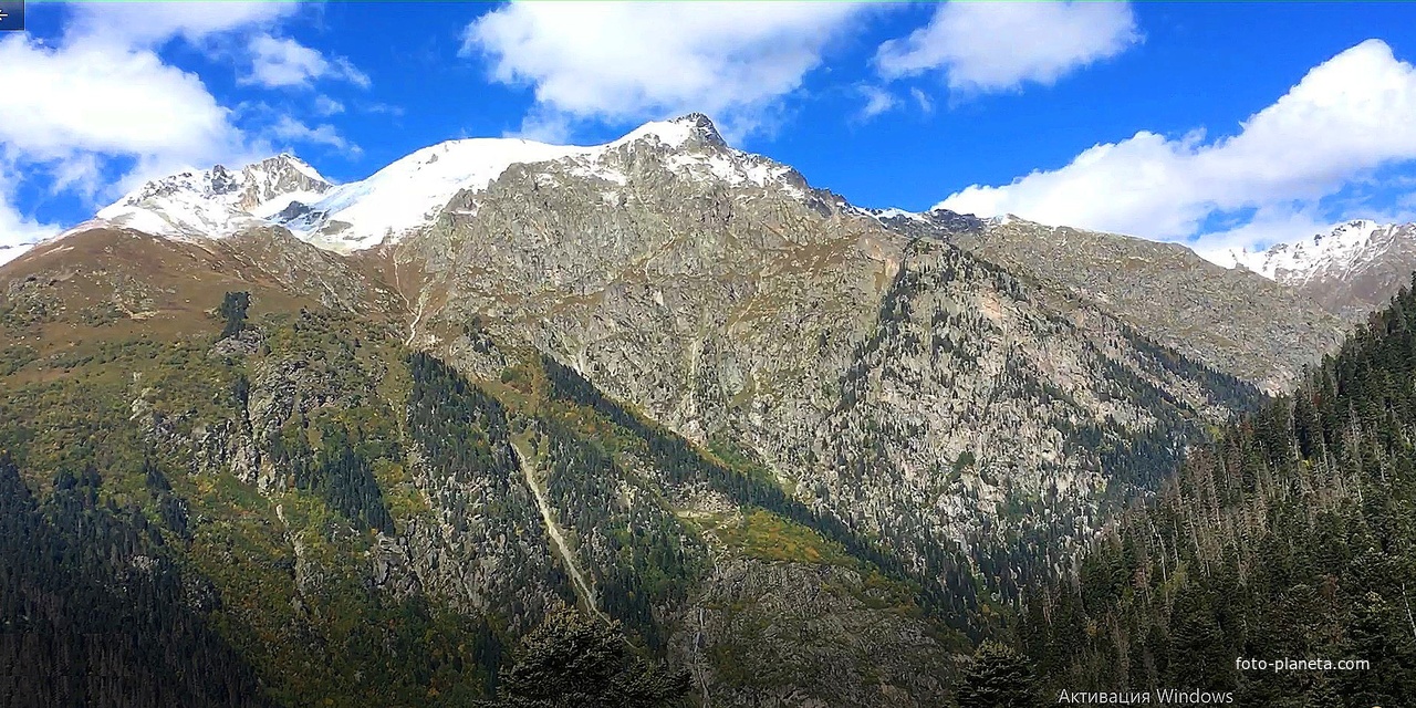 Пик Семёнов-Баши (3602м) - слева и вершина Малая Семёнов-Баши (3452м) - в центре