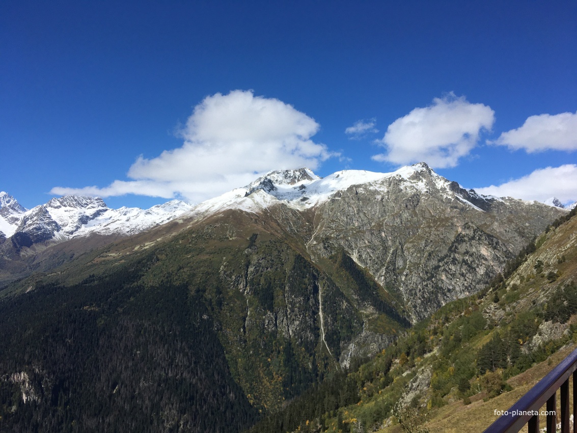 Домбай. Слева пик Аксаут (3910м), Сулахат (3439м), Пик Семёнов-Баши (3602м) - в центре и вершина Малая Семёнов-Баши(3452м) правее