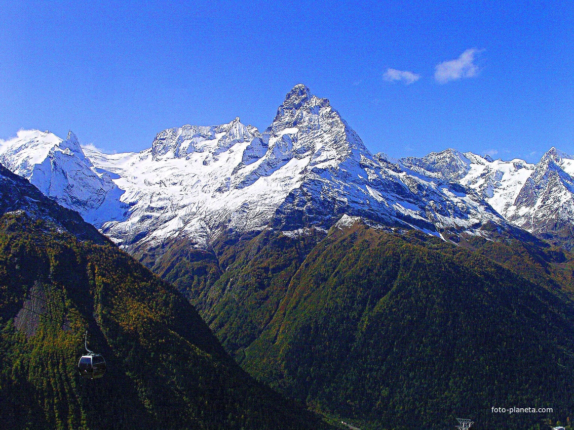 Домбай. Горы Суфруджу (3781м) и Зуб Суфруджу (3630м) - слева, Аманаузское ущелье, правее -  пик Джесарский (3713м), Малая Белалакая (3758м),  Белалакая (3861м) - в центре, крайний справа в виде маленькой пирамидки - пик Кап (3207м).