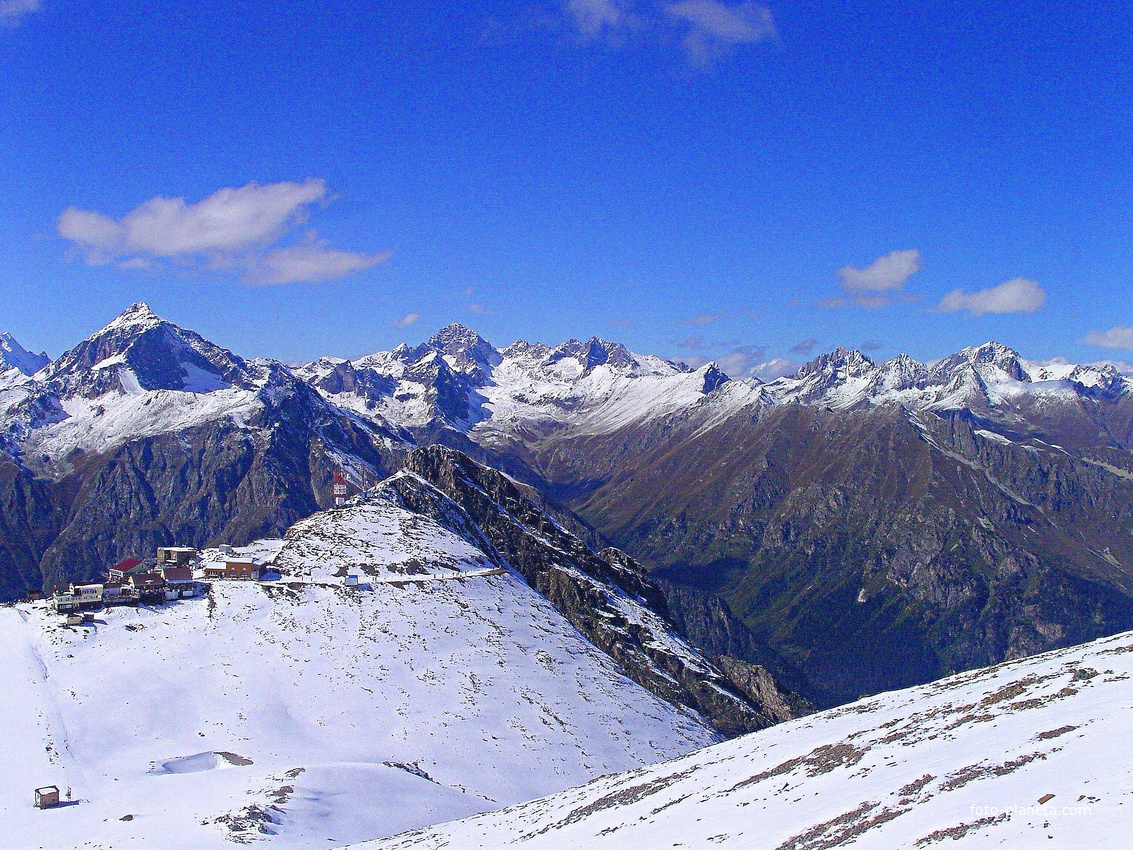Домбай. Слева направо - Пик Семёнов-Баши (3602м), г. Большая Марка (3758м),  ущелье Хутый, г. Бадукбаши (3590м), Джигитбаши (3632м),  пик Бадукский (3683м),  г. Хаджибейбаши (3733м), Малая Марка (3746м), вблизи - верхняя станция канатной дороги 3000м