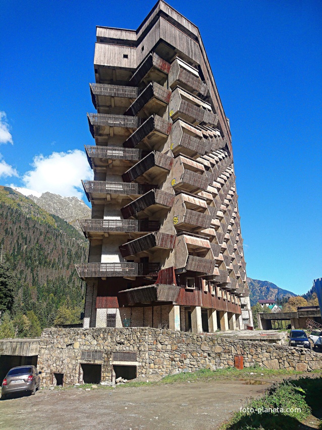 Домбай. Заброшенная гостиница &quot;Аманауз&quot;