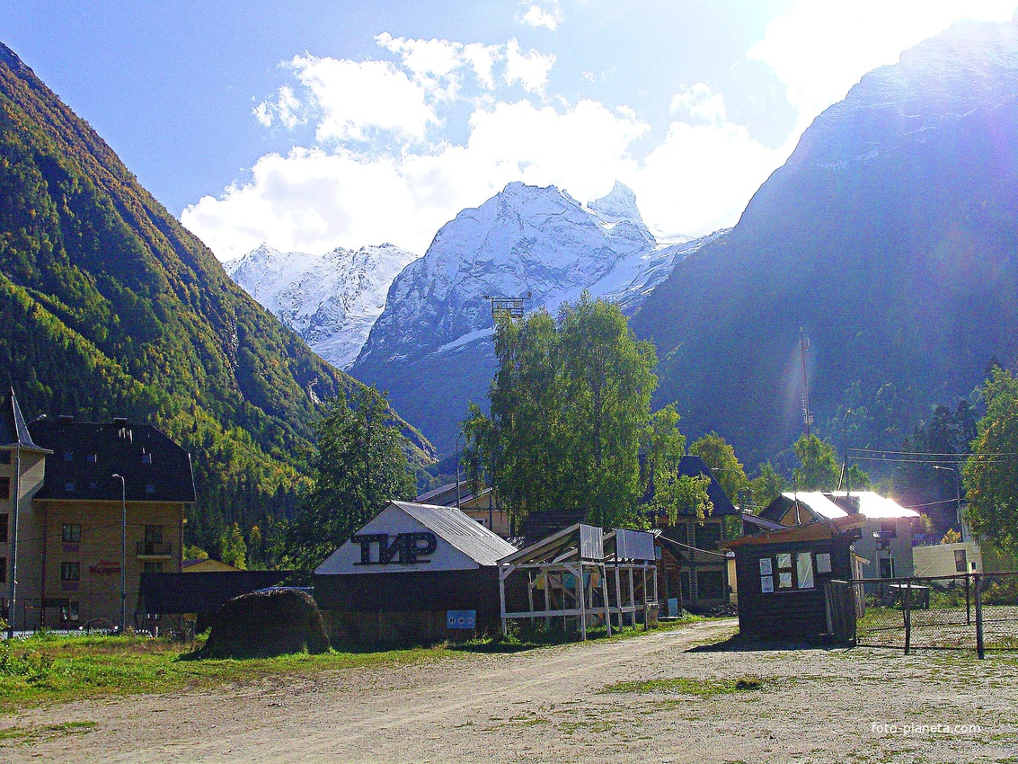 В посёлке Домбай. Местный тир. За посёлком в центре возвышается гора Суфруджу (3781м) и Зуб Суфруджу (3630м), слева - горный массив Джугутурлючат (3921м).