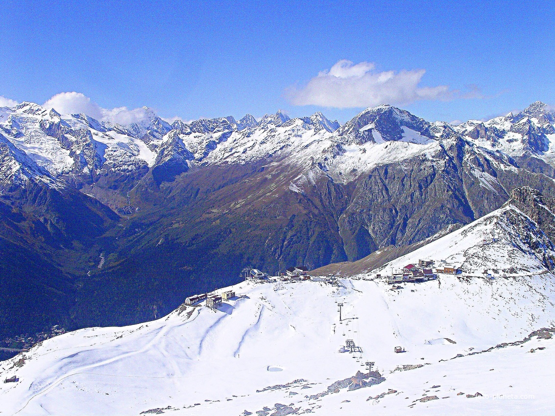 Алибекское ущелье и ледник. Вершины слева направо - Джаловчат - 3870м, Сунахет - 3650м, Аксаут - 3910м, Сулахат - 3439м, Марухбаши - 3800м, Каракая - 3893м, Кичи-Теберда - 3574м, Семёнов-Баши - 3602м, Большая Марка - 3758м, внизу - станц. канатки 3км