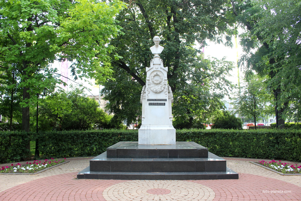 Памятник Алексею Кольцову в Кольцовском сквере.