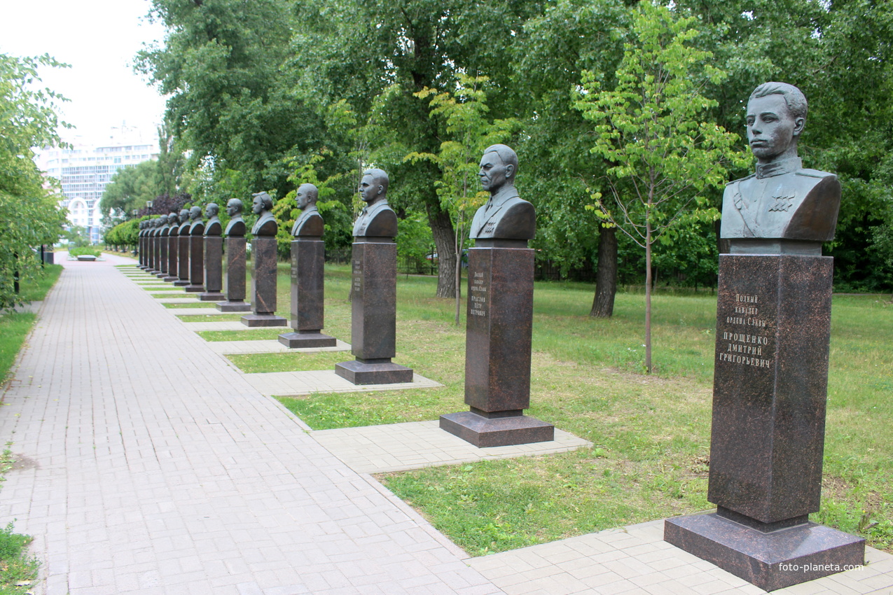 Парк Патриотов. Аллея Героев.