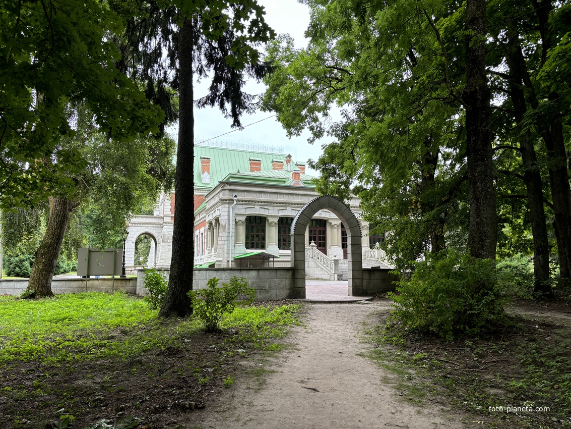 Усадебный дом Гатовского. В Английском парке.