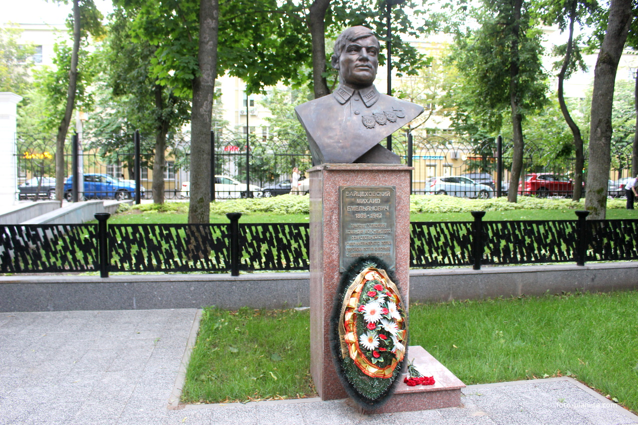 Памятник Михаилу Вайцеховскому.