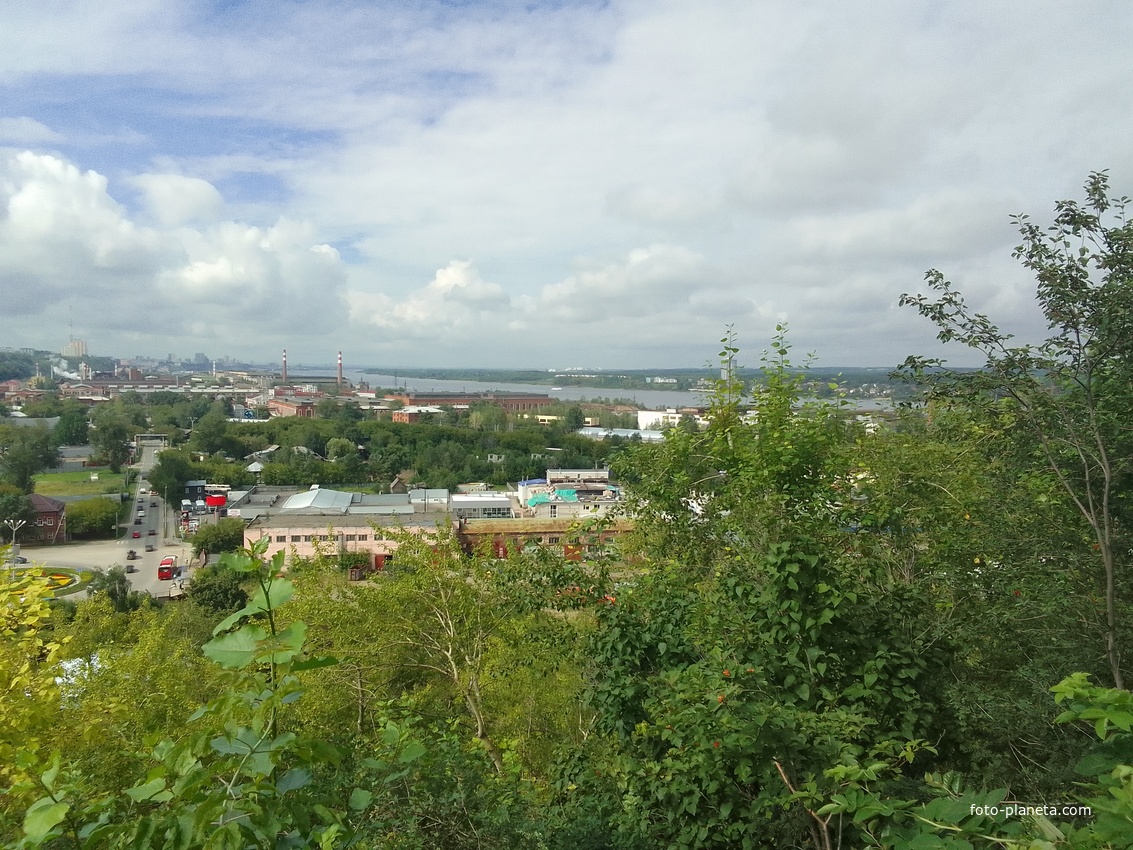 Вид на город Пермь и реку Кама  с мемориала-диорамы на Вышке