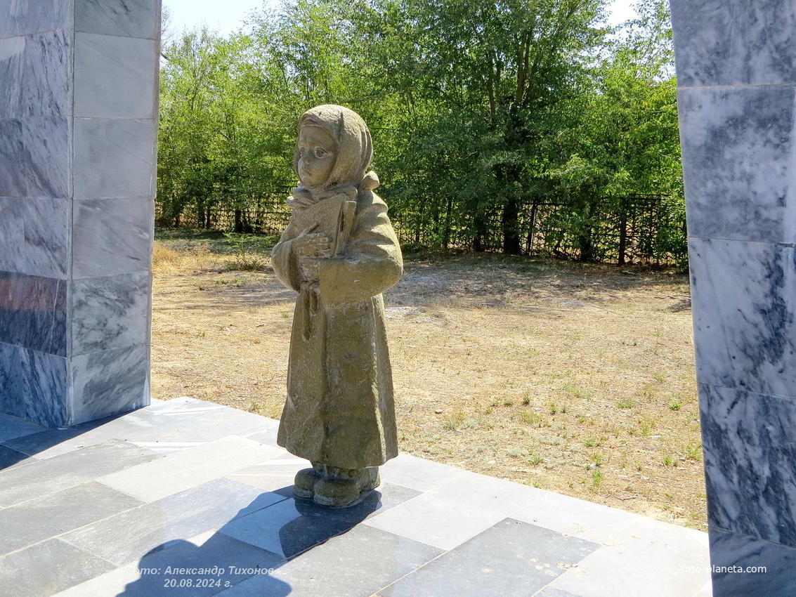 Центральная скульптура в центре мемориала. Скульптор Егор Дердиященко.