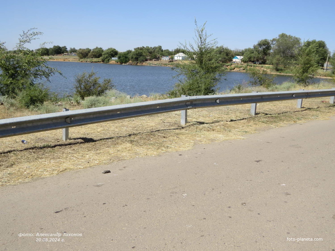 Дамба с видом на пруд