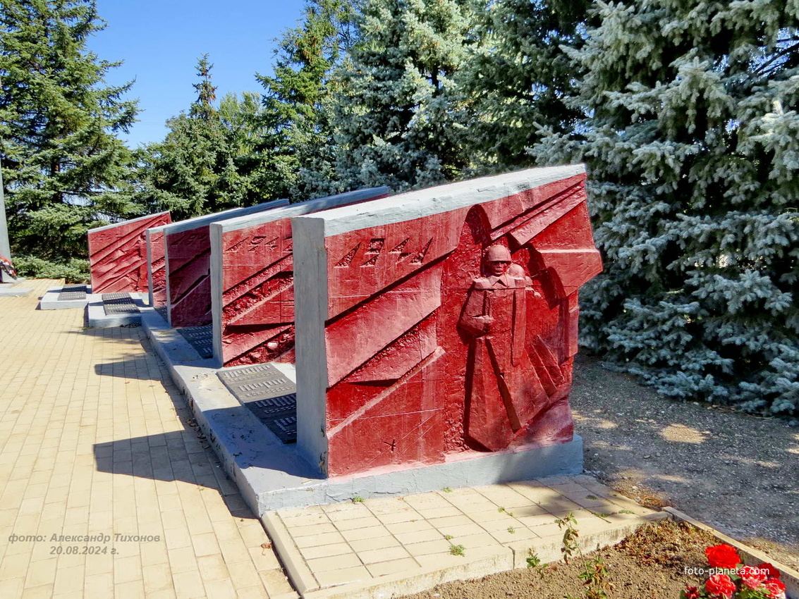 Памятные стелы мемориала ВОВ