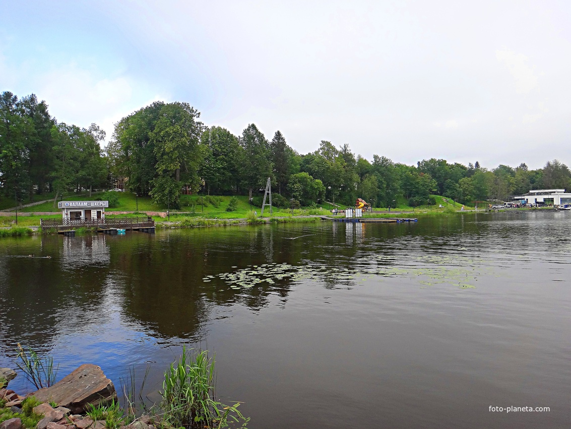 Вид на залив Ляппяярви (в некоторых источниках его называют озером) и его побережье вдоль улицы Ленина с ж/д остановки Сортавала-Центр.