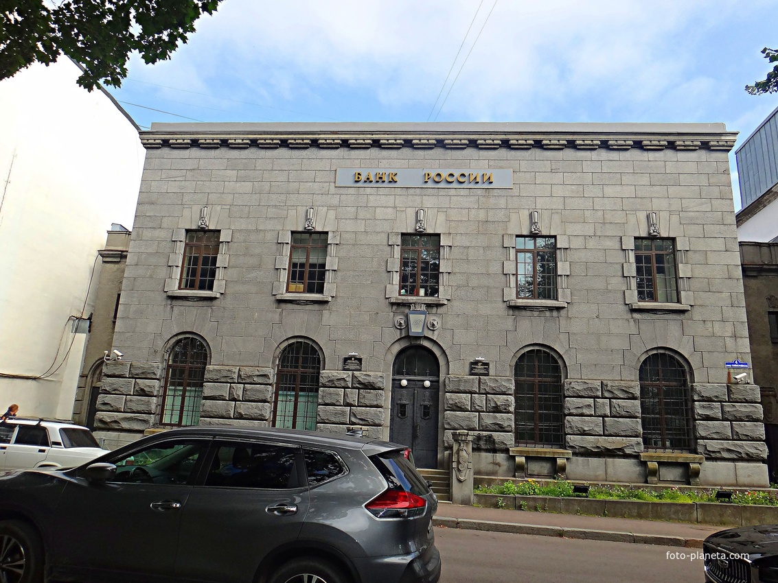 Здание бывшего Банка Финляндии на ул. Вяйнемяйнена, 4. Проект 1914 года архитектора Уно Ульберга в стиле, сочетающем национальную романтику и неоклассицизм, построенный в 1915 году.  Кирпичный, облицован местным гранитом.