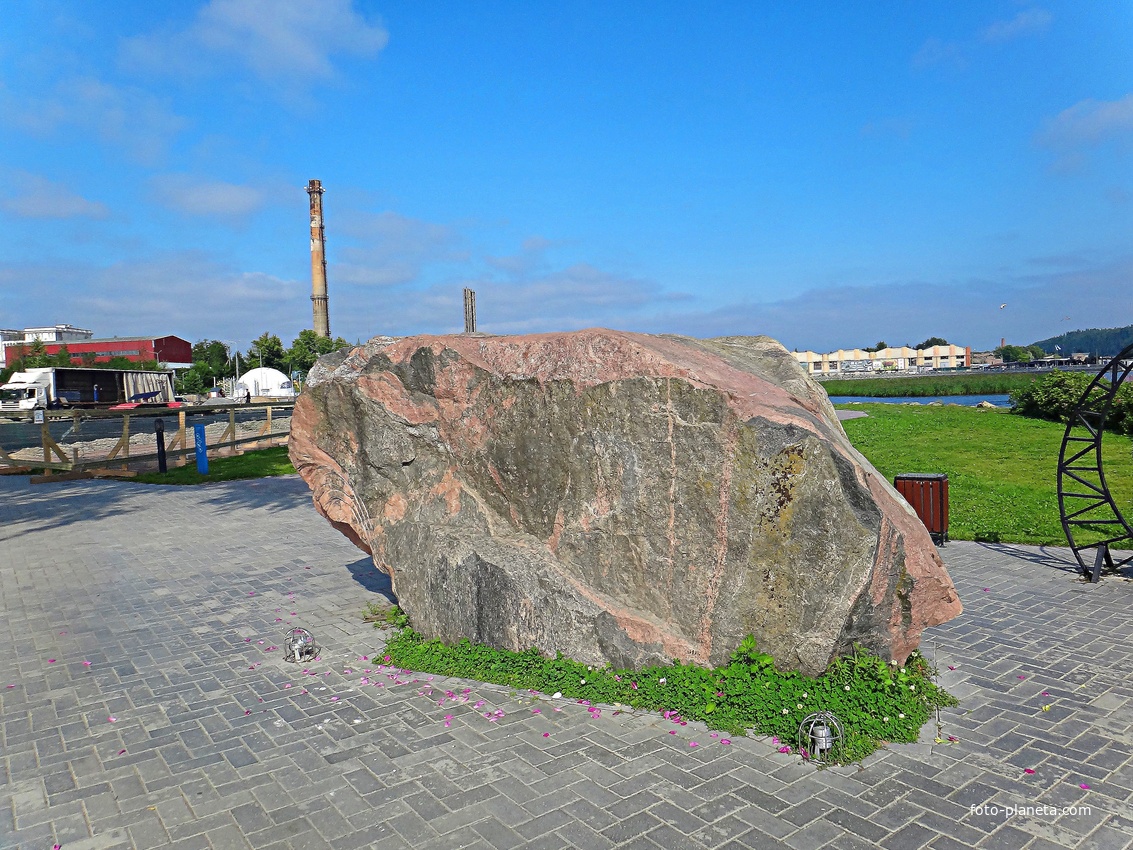 &quot;Камень желаний&quot; в небольшом парке возле улицы Чкалова на набережной залива Ляппяярви