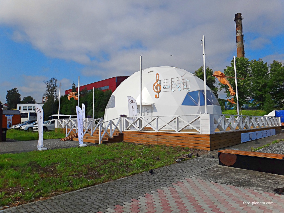 Выставка деревянной скульптуры &quot;Про любовь&quot;. Скульпторы - Александр Ивченко и Александр Алферов на ул. Чкалова, 1.