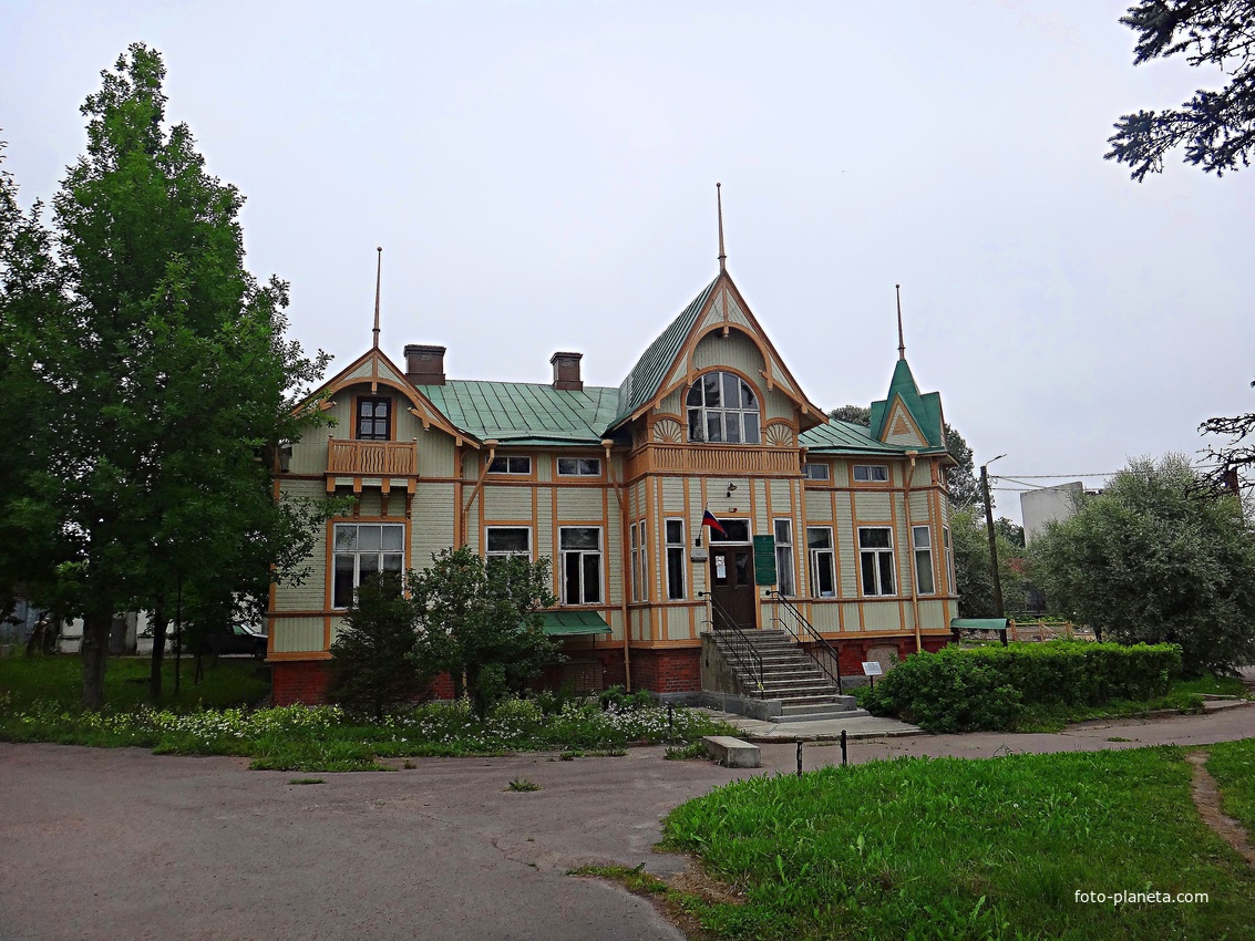 Здание Сортавальского лесничества. Построено в 1900 году для торговых целей. Архитектор Окерман воплотил идеи финского романтизма в остроконечных элементах фасада и треугольном выступающем фронтоне.