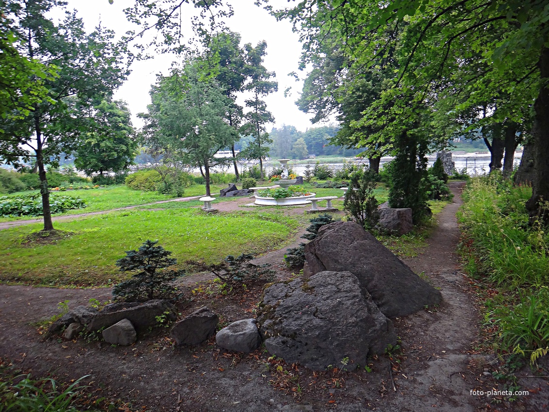 Скверик на Набережной Ладожской Флотилии у памятника советскому солдату