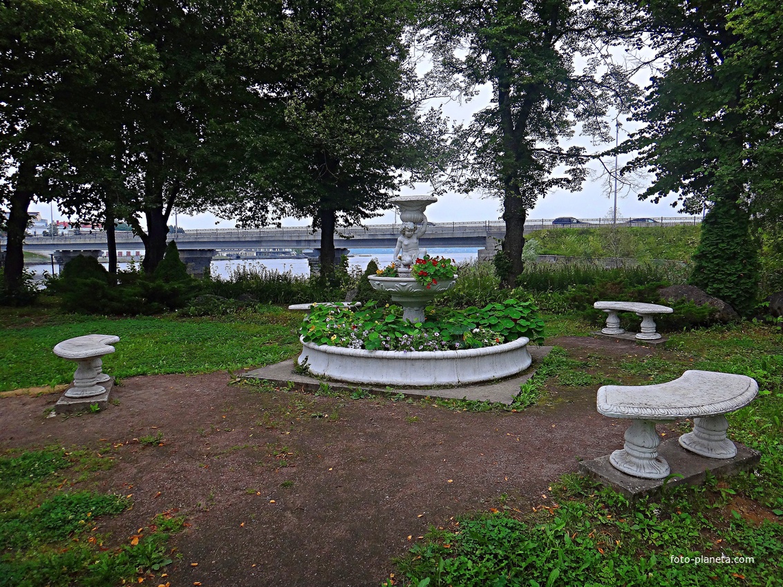 Фонтан в скверике на Набережной Ладожской Флотилии у памятника советскому солдату