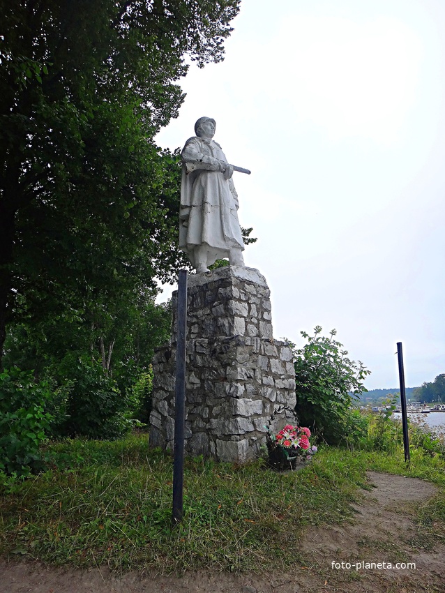 Памятник советскому солдату в скверике на набережной Ладожской Флотилии