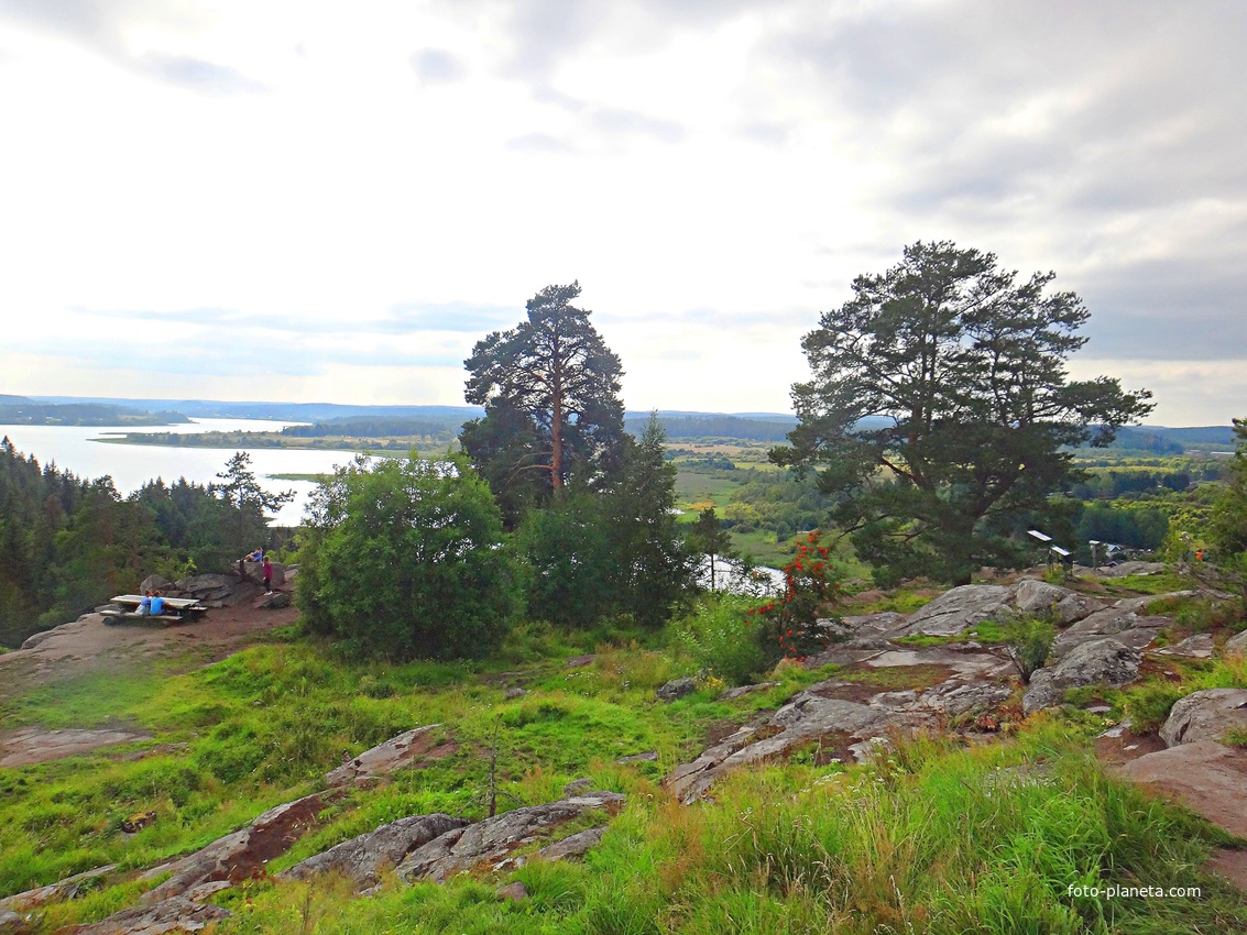 На вершине горы Паасонвуори (Паасо) 79 метров в Сортавале. Вид на озеро Кармаланьярви