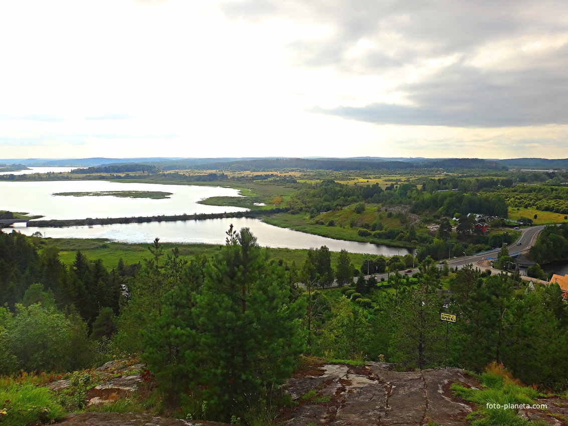 На вершине горы Паасонвуори (Паасо) 79 метров в Сортавале. Вид на озеро Кармаланьярви, реку Китенйоки и мост с шоссе через неё