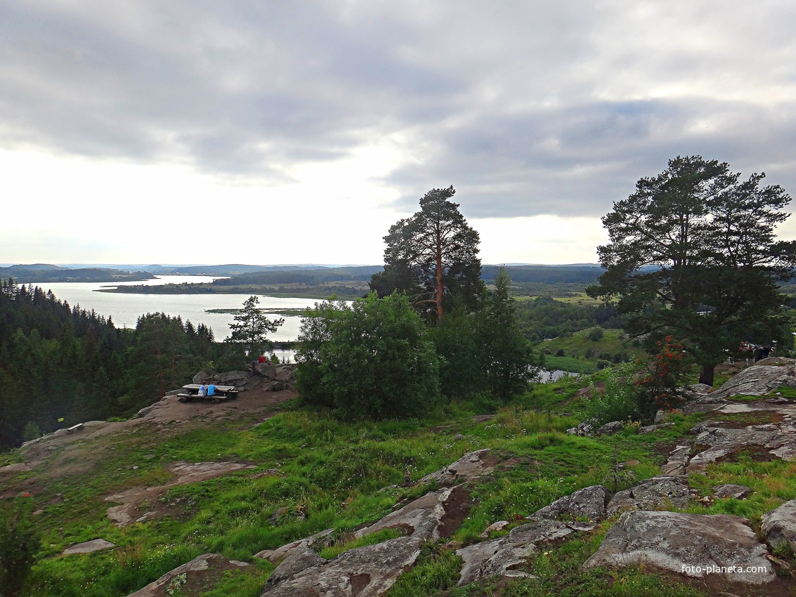 На вершине горы Паасонвуори (Паасо) 79 метров в Сортавале. Вид на озеро Кармаланьярви и реку Китенйоки
