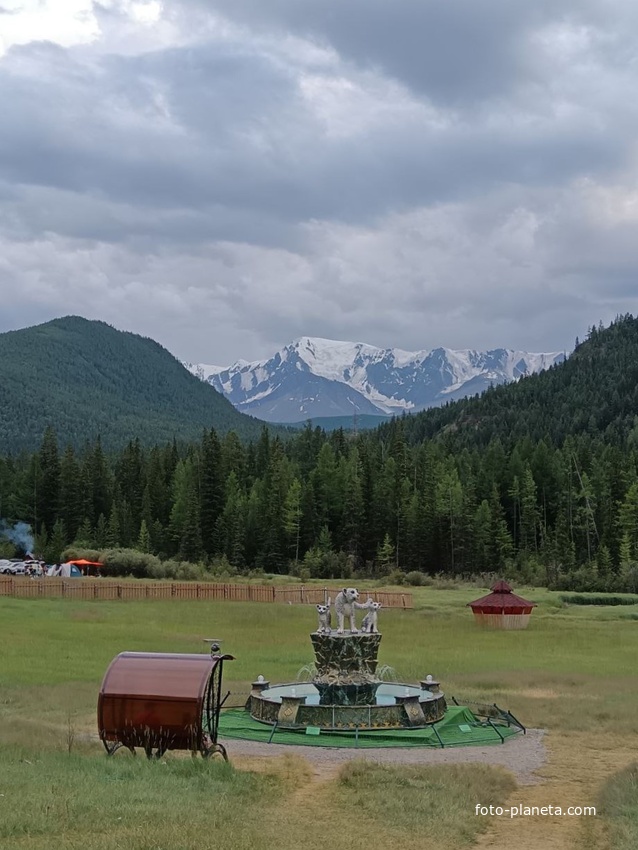 Заснеженные вершины Алтая