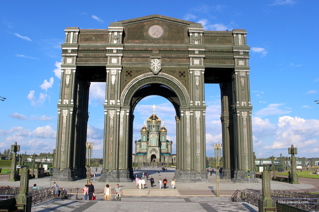 Арка-карильон в парке &quot;Патриот&quot;.