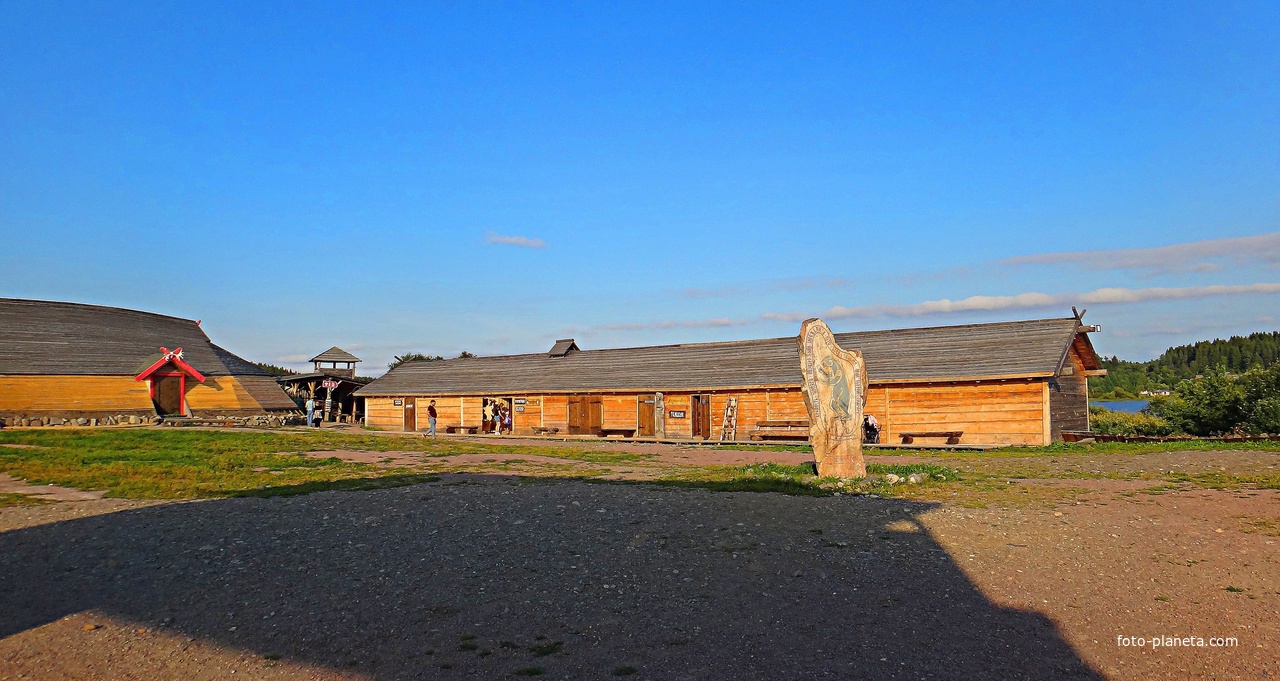 На территории исторического парка &quot;Бастион&quot;. Слева - Медовый зал (зал для пиров) или Дом Ярла (князя).  Это реконструкция «длинного» дома с крышей в виде перевернутого драккара (деревянного корабля викингов). Далее - Тир, Гончарная и Ткацкая