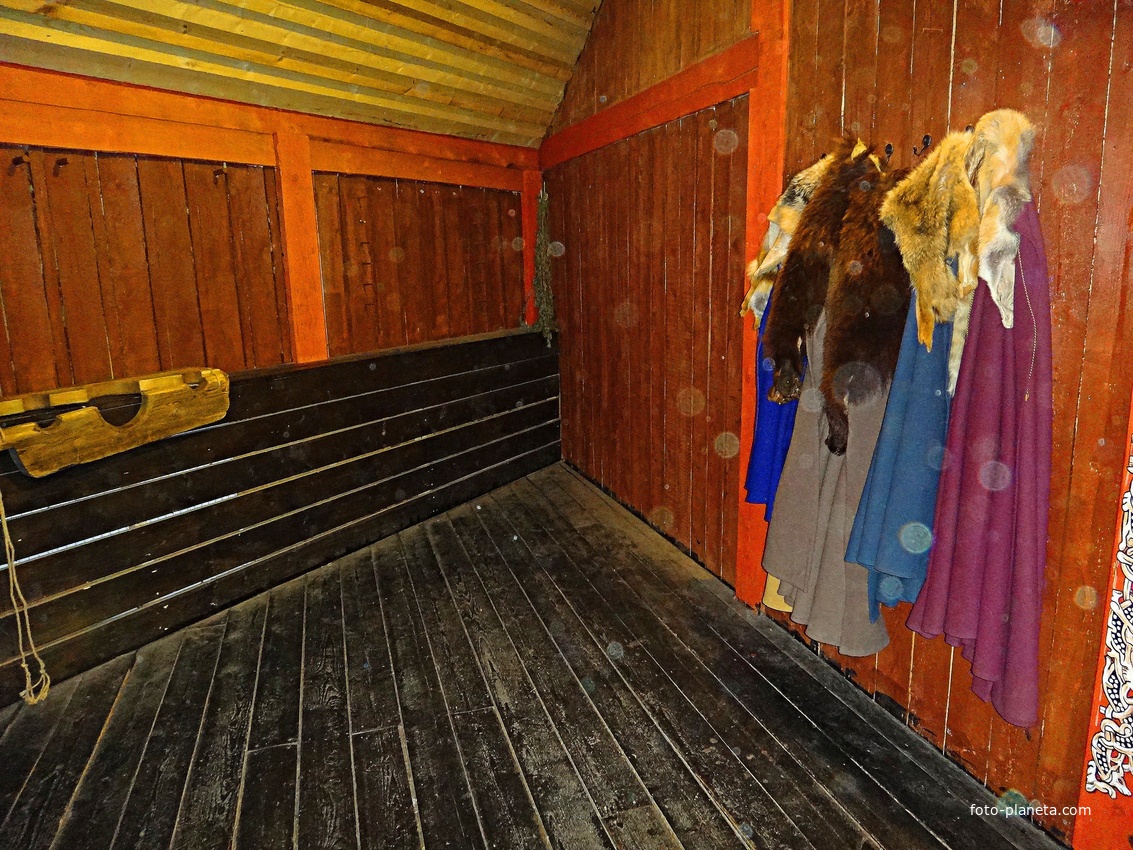 На территории исторического парка &quot;Бастион&quot;. Музей викингов &quot;Крепость чёрного медведя&quot;. В Медовом зале (зале для пиров) или Доме Ярла (князя).