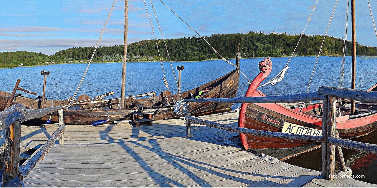 На территории исторического парка &quot;Бастион&quot;.  &quot;ЛАДЕЙНАЯ ИСТОРИЯ&quot;. Флот парка «Бастiонъ».  Ладьи «Бьёрн» и &quot;Фрейя&quot; у причала.