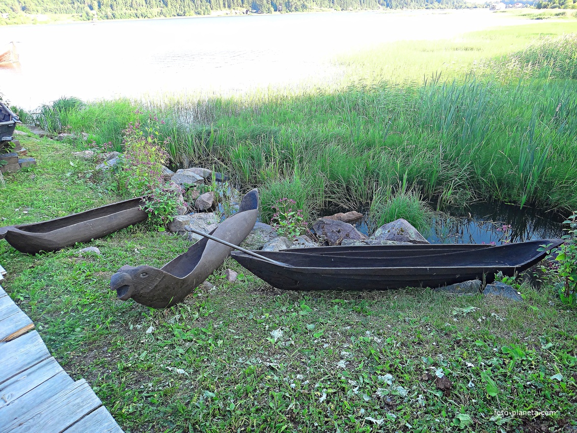 На территории исторического парка &quot;Бастион&quot;.  &quot;ЛАДЕЙНАЯ ИСТОРИЯ&quot;. Флот парка «Бастiонъ». Свежие лодки-долблёнки или &quot;однодревки&quot; по образцу найденной при раскопках в парке. В флотилию входят 4 лодки долблёнки. Такие лодки строили с каменного века.