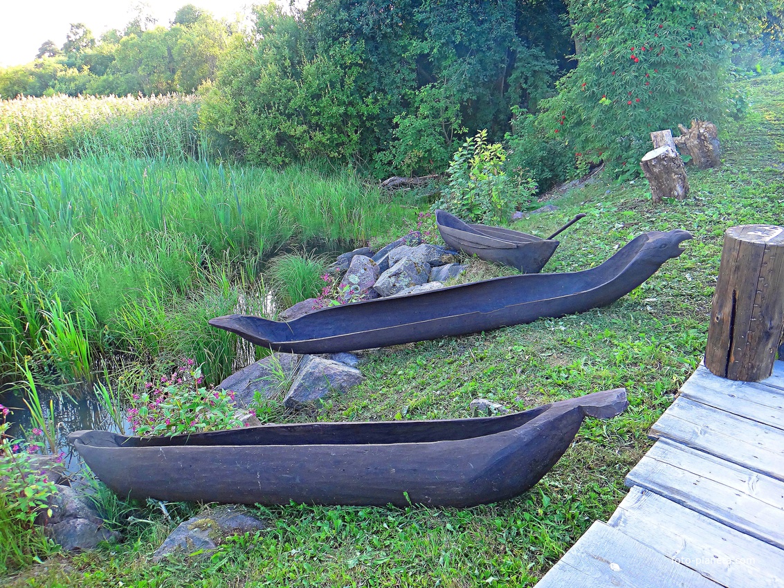 На территории исторического парка &quot;Бастион&quot;.  &quot;ЛАДЕЙНАЯ ИСТОРИЯ&quot;. Флот парка «Бастiонъ». Свежие лодки-долблёнки или &quot;однодревки&quot; по образцу найденной при раскопках в парке. В флотилию входят 4 лодки долблёнки. Такие лодки строили с каменного века.