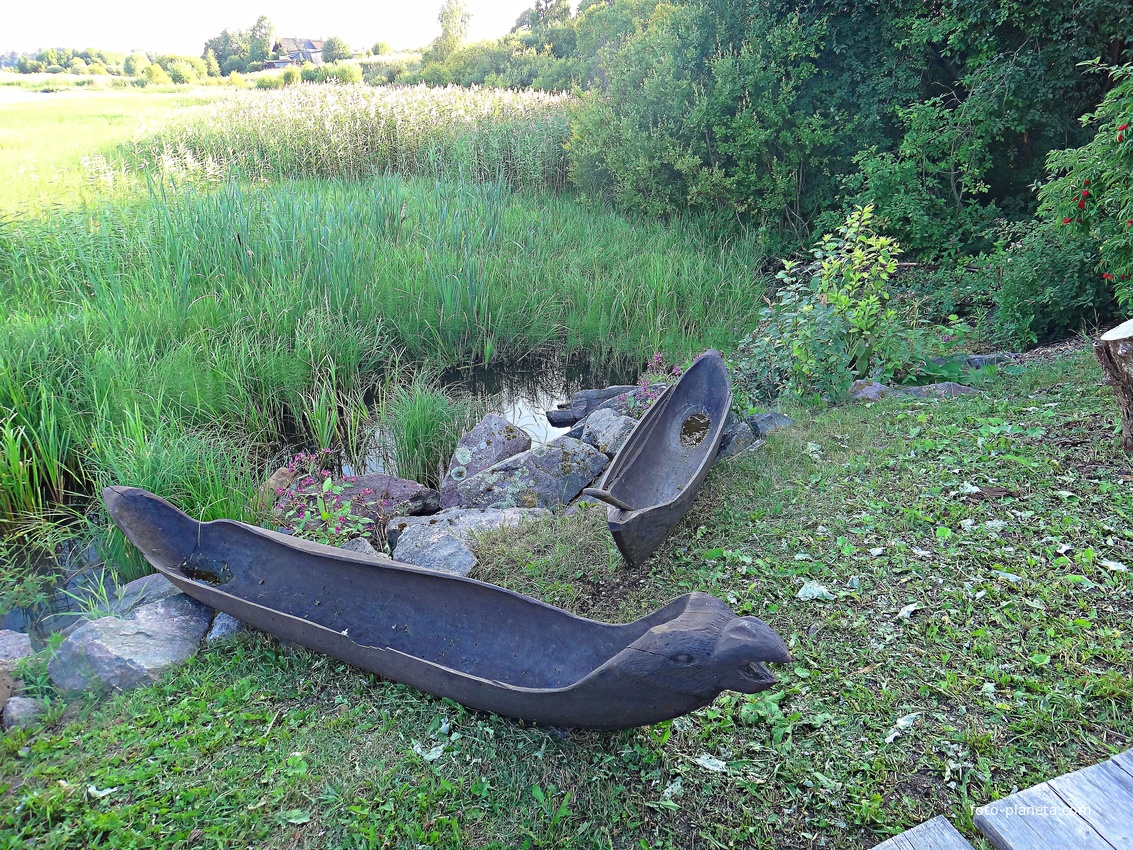 На территории исторического парка &quot;Бастион&quot;.  &quot;ЛАДЕЙНАЯ ИСТОРИЯ&quot;. Флот парка «Бастiонъ». Свежие лодки-долблёнки или &quot;однодревки&quot; по образцу найденной при раскопках в парке. В флотилию входят 4 лодки долблёнки. Такие лодки строили с каменного века.