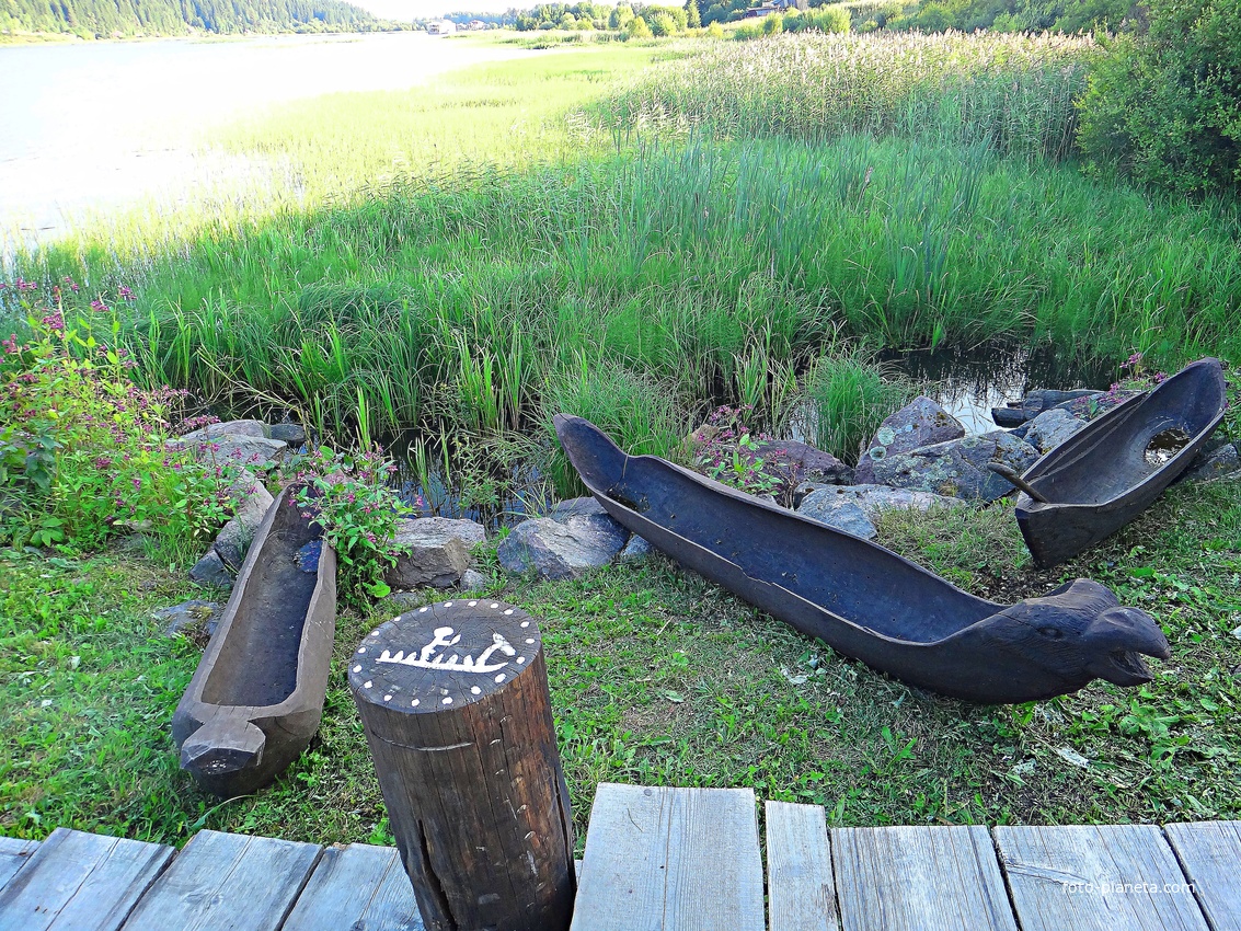 На территории исторического парка &quot;Бастион&quot;.  &quot;ЛАДЕЙНАЯ ИСТОРИЯ&quot;. Флот парка «Бастiонъ». Свежие лодки-долблёнки или &quot;однодревки&quot; по образцу найденной при раскопках в парке. В флотилию входят 4 лодки долблёнки. Такие лодки строили с каменного века.