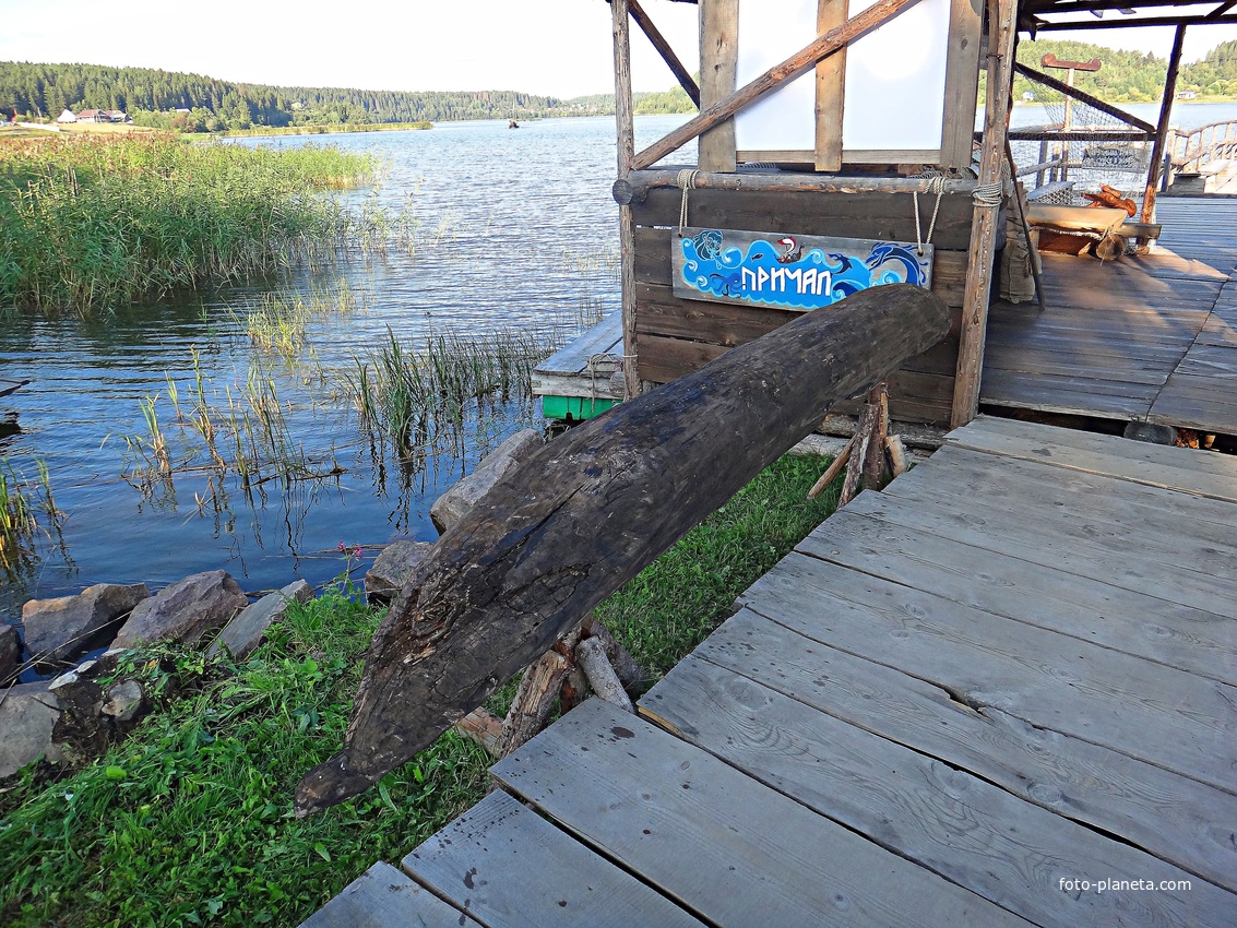 На территории исторического парка &quot;Бастион&quot;.  &quot;ЛАДЕЙНАЯ ИСТОРИЯ&quot;. Флот парка «Бастiонъ». Лодка-долблёнка, найденная при раскопках на территории этого парка. В флотилию входят 4 лодки долблёнки. Такие лодки строили с каменного века.