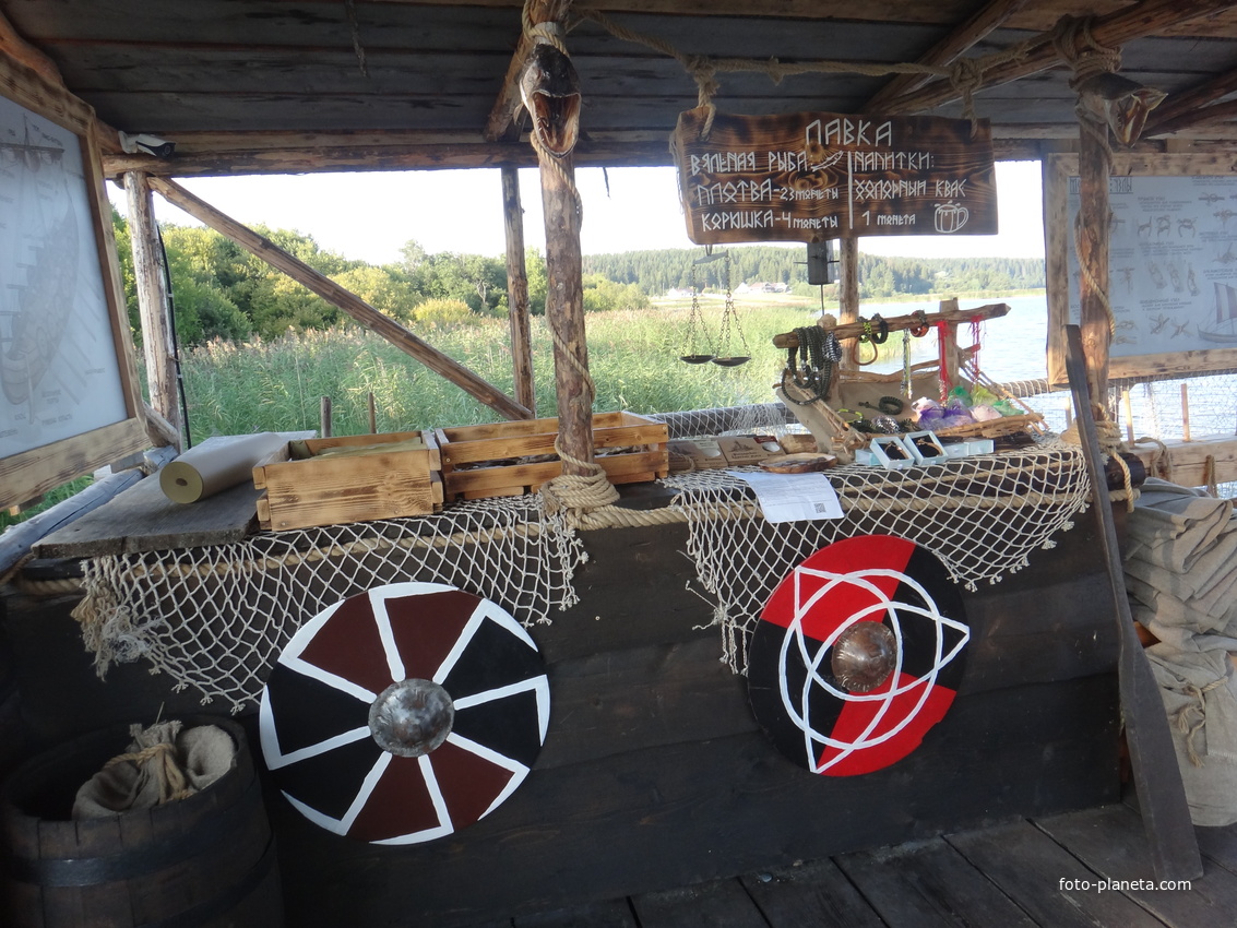 На территории исторического парка &quot;Бастион&quot;. Лавка на причале