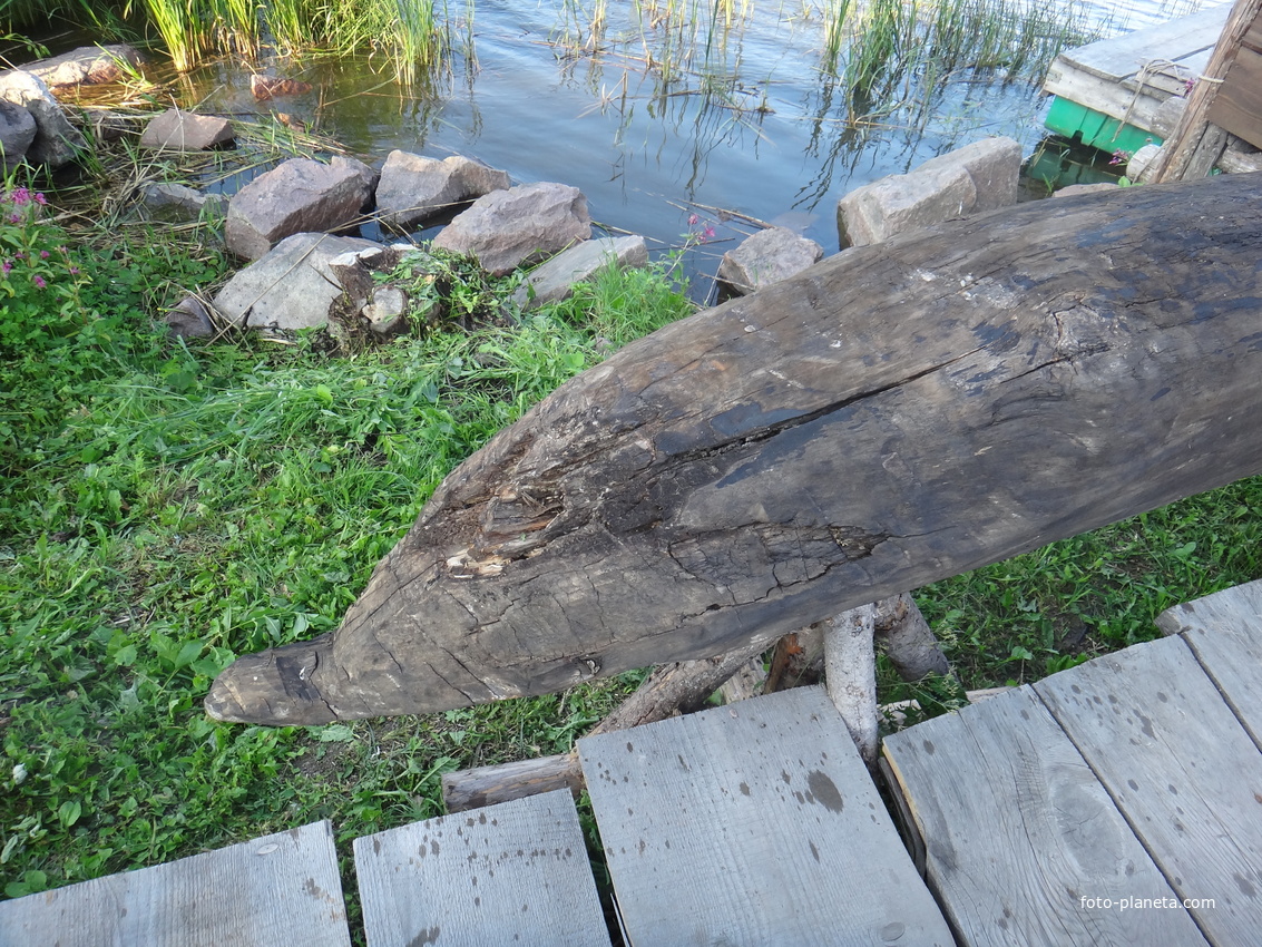 На территории исторического парка &quot;Бастион&quot;.  &quot;ЛАДЕЙНАЯ ИСТОРИЯ&quot;. Флот парка «Бастiонъ». Часть корпуса лодки-долблёнки, найденной при раскопках на территории этого парка. Такие лодки строили с каменного века.