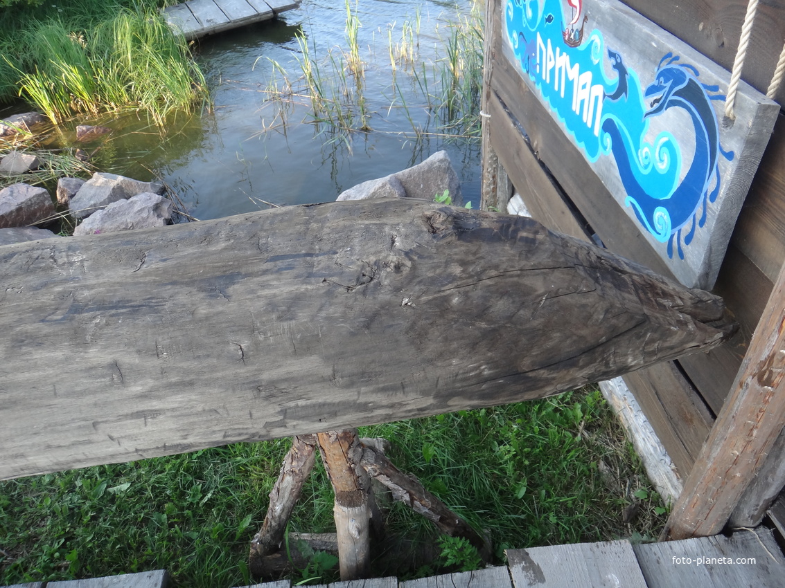 На территории исторического парка &quot;Бастион&quot;.  &quot;ЛАДЕЙНАЯ ИСТОРИЯ&quot;. Флот парка «Бастiонъ». Часть корпуса лодки-долблёнки, найденной при раскопках на территории этого парка. Такие лодки строили с каменного века.