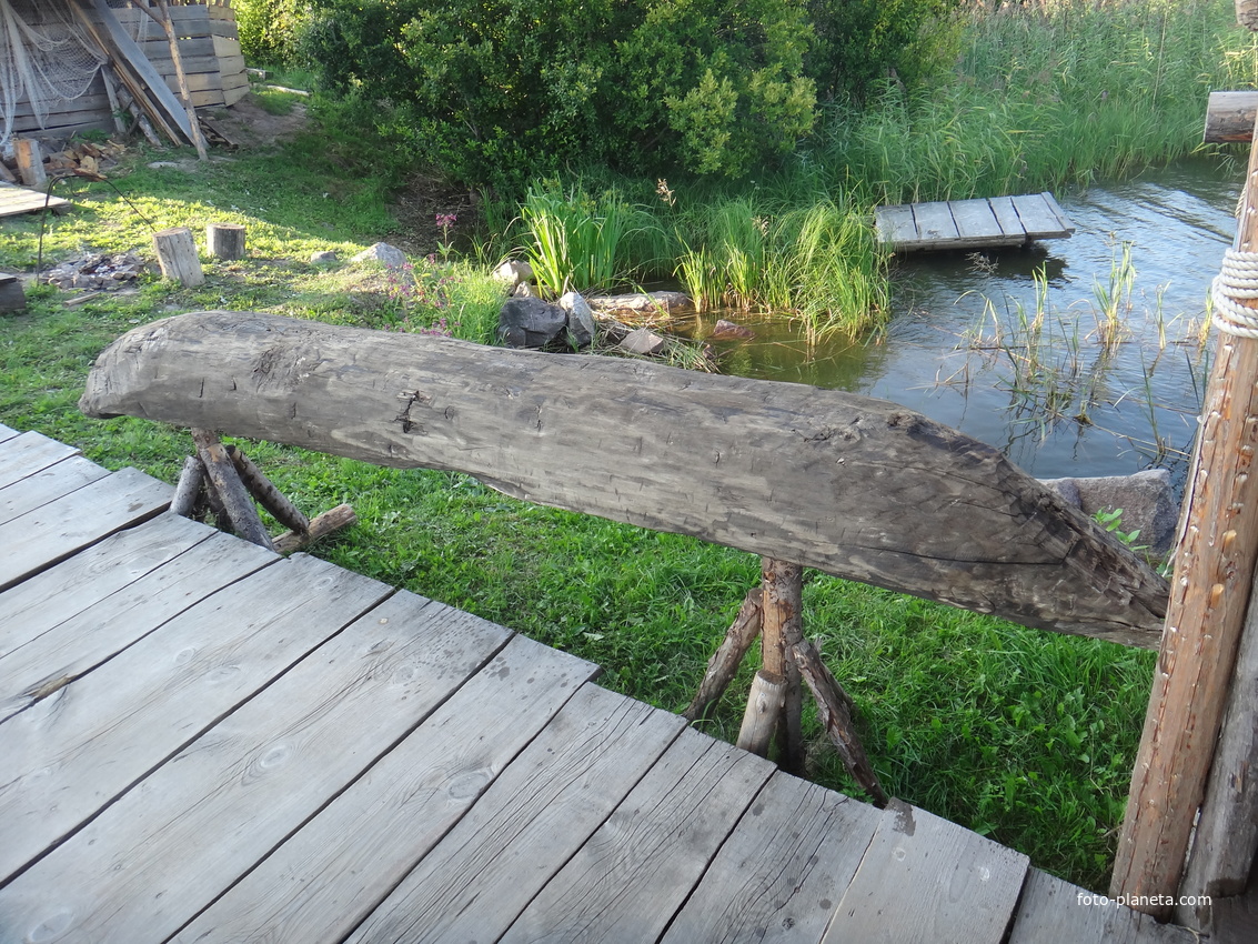 На территории исторического парка &quot;Бастион&quot;.  &quot;ЛАДЕЙНАЯ ИСТОРИЯ&quot;. Флот парка «Бастiонъ». Лодка-долблёнка, найденная при раскопках на территории этого парка. В флотилию входят 4 лодки долблёнки. Такие лодки строили с каменного века.