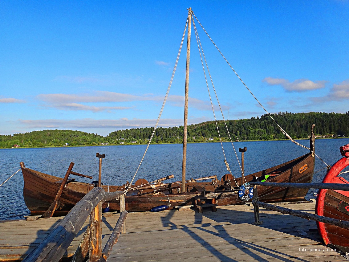 На территории исторического парка &quot;Бастион&quot;.  &quot;ЛАДЕЙНАЯ ИСТОРИЯ&quot;. Флот парка «Бастiонъ». Ладья «Бьёрн» у причала.