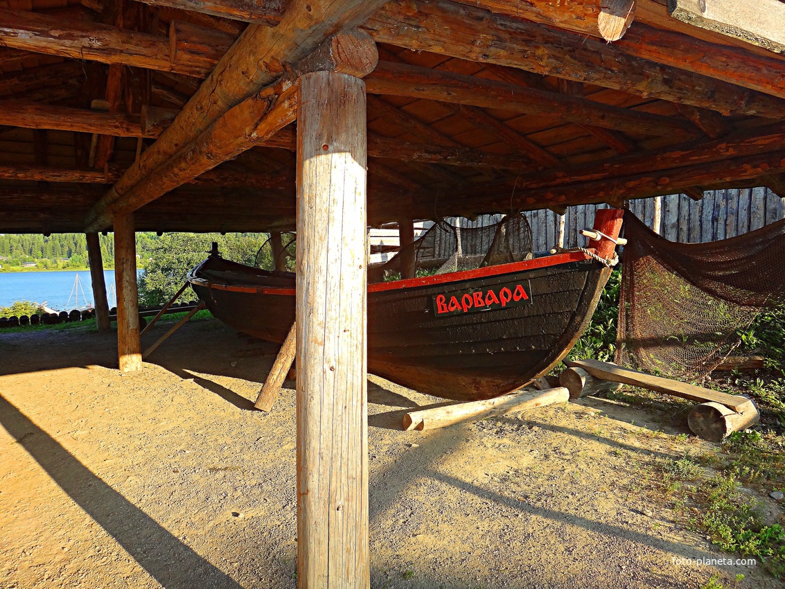 На территории исторического парка &quot;Бастион&quot;. &quot;ЛАДЕЙНАЯ ИСТОРИЯ&quot;. Флот парка «Бастiонъ». Ладья &quot;Варвара&quot; - реплика поморской шняки, или снеккара. Флагман флотилии и самое заслуженное судно. Длина 10 м., ширина 2,5 м., экипаж 12 человек.