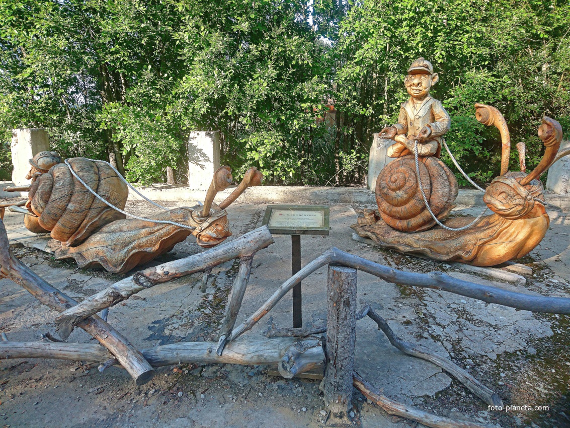 На территории исторического парка &quot;Бастион&quot;. Выставка деревянных скульптур &quot;Тайная жизнь насекомых&quot;. Гонки на улитках