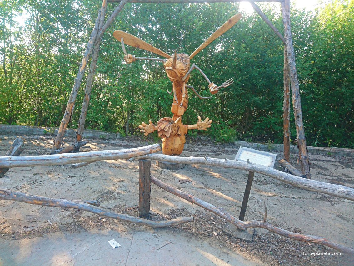 На территории исторического парка &quot;Бастион&quot;. Выставка деревянных скульптур &quot;Тайная жизнь насекомых&quot;. Комар гигантский