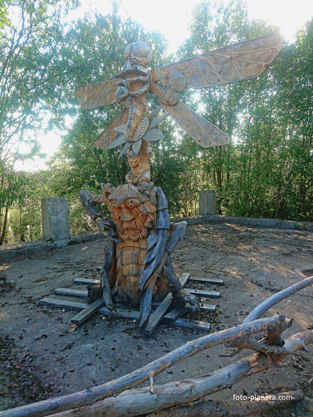 На территории исторического парка &quot;Бастион&quot;. Выставка деревянных скульптур &quot;Тайная жизнь насекомых&quot;. Тотем – священный столб.